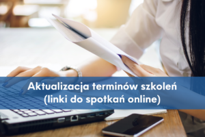 Zdjęcie prezentuje kobietę, która pisze na laptopie i trzyma dokumenty